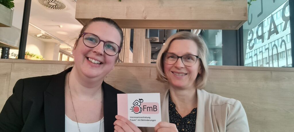 Julia Moser und Heidi Egger halten eine FmB Postkarte