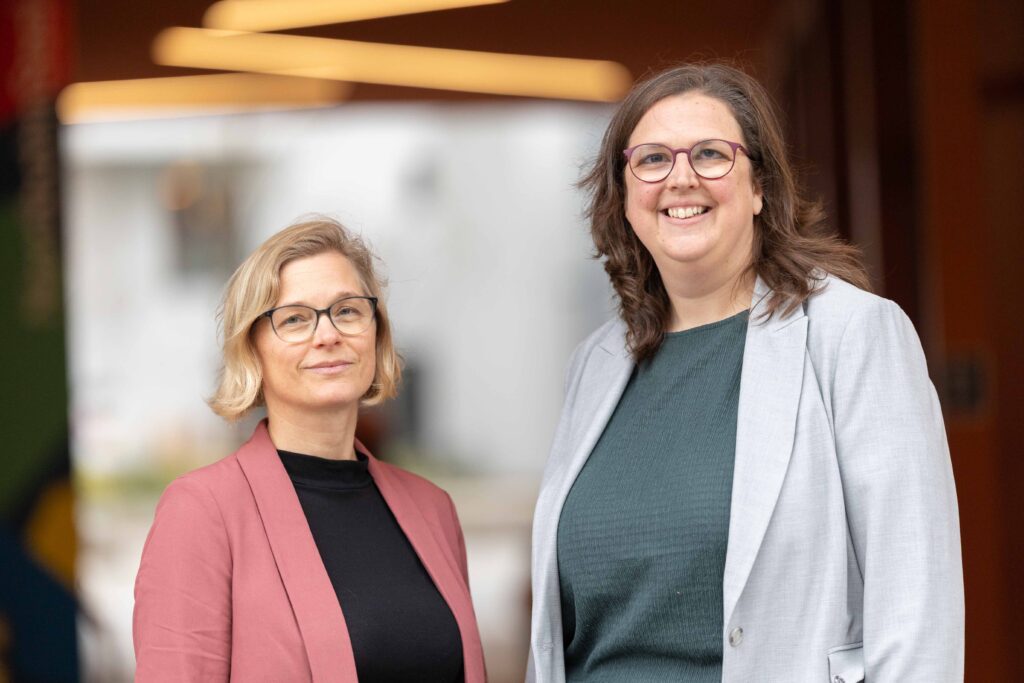 Eine Portraitaufnahme von Julia Moser (links) und Heidemarie Egger (rechts).