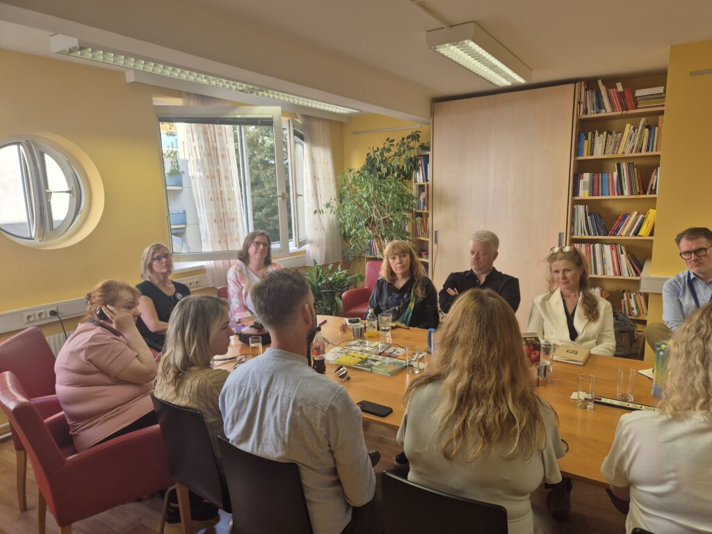 Julia und Heidi von FmB sitzen mit 9 Personen der isländischen Behinderten-Dachorganisation Öbi um einen Tisch herum und tauschen sich aus.